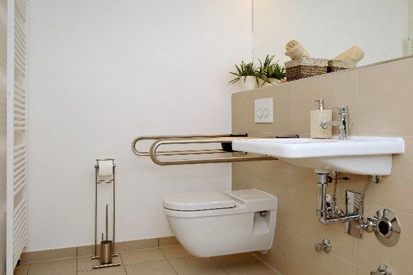 Barrierefreies Badezimmer mit Haltegriffen